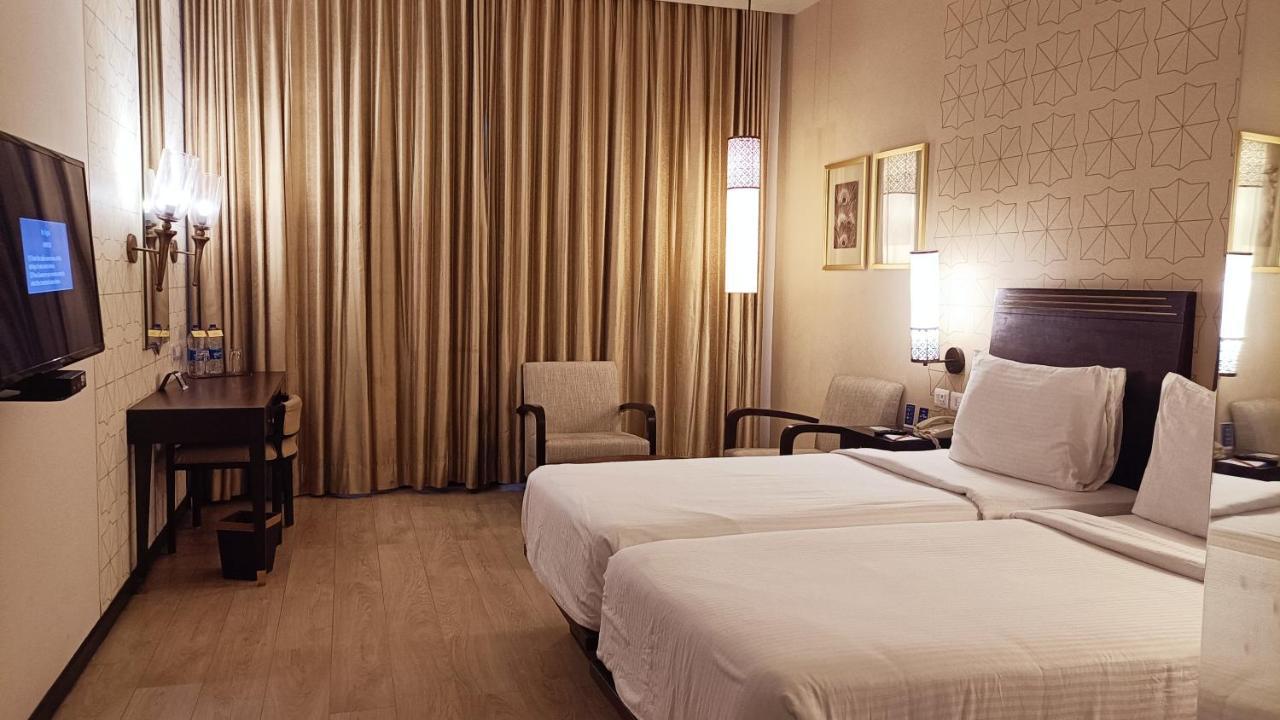 Marasa Sarovar Premiere Tirupati Exterior foto A room at the Taj Bengal