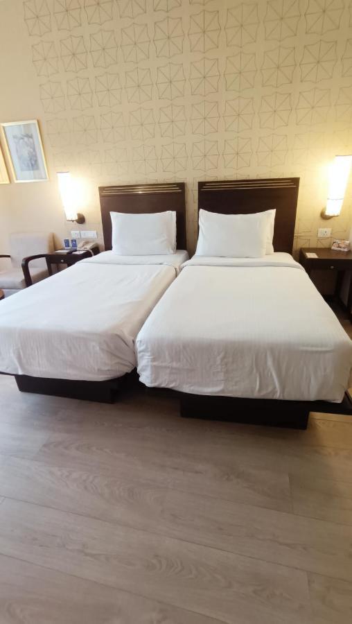 Marasa Sarovar Premiere Tirupati Exterior foto Two single beds