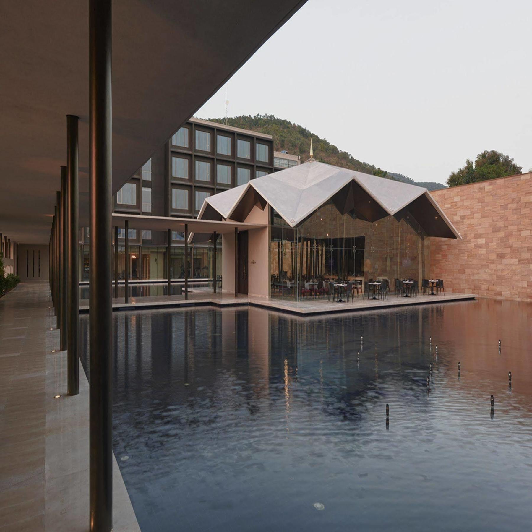 Marasa Sarovar Premiere Tirupati Exterior foto The hotel's lobby