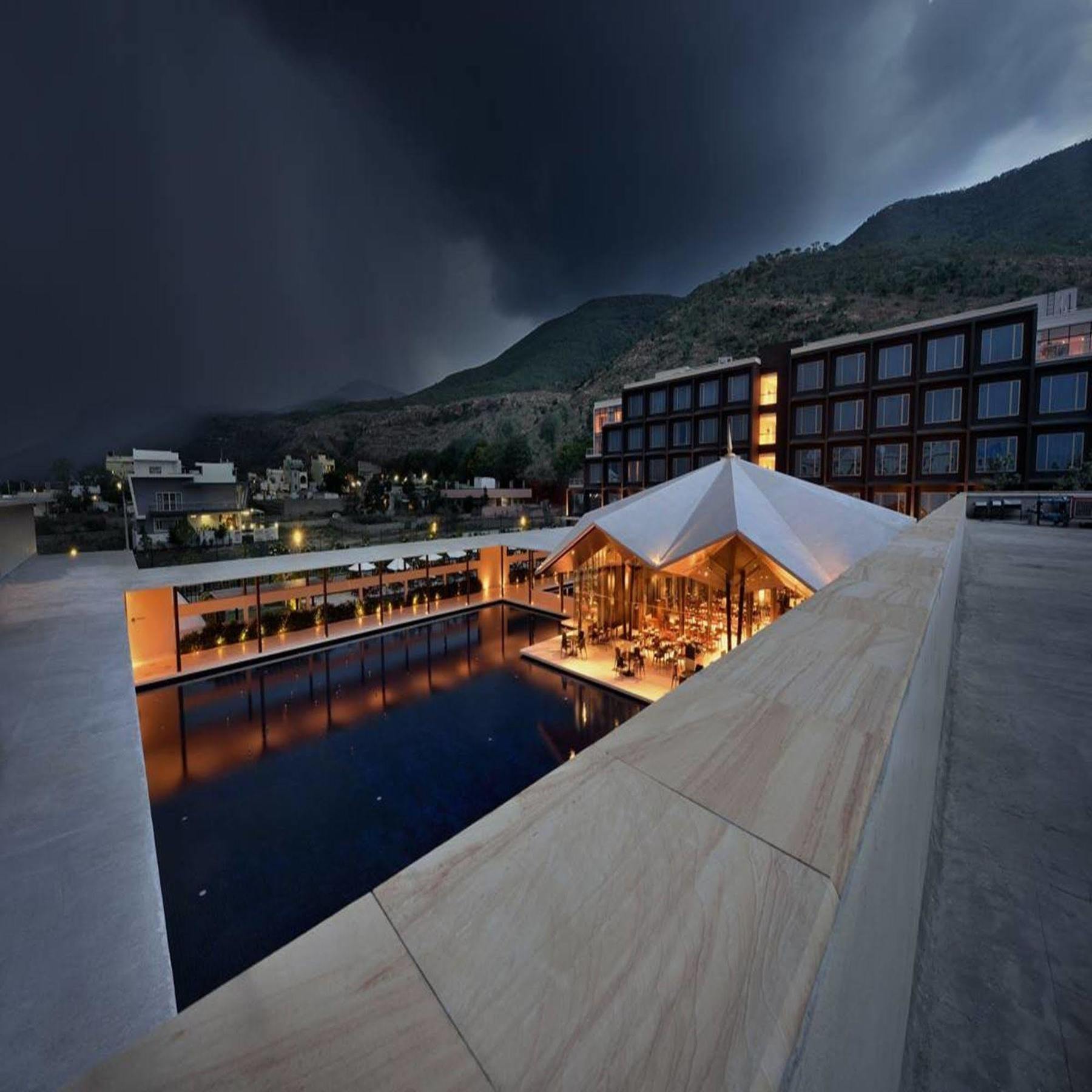 Marasa Sarovar Premiere Tirupati Exterior foto The hotel at night